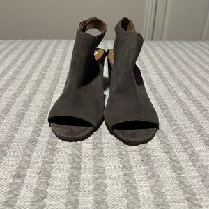 Ladies gray wedged heel shoes, beautiful for any occasion.
